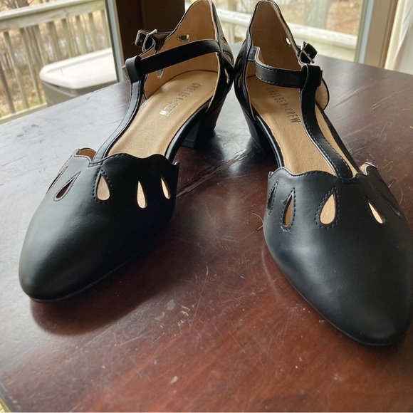 Cute low heel. New condition still has original stickers on bottom  no scuffs. - Picture 4 of 7